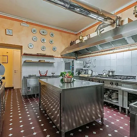 San Siro Sleeps 20 Pool Air Con Wifi